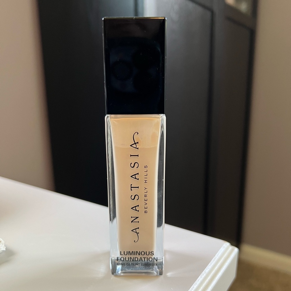 Anastasia Beverly Hills Luminous Foundation - Shade 100N